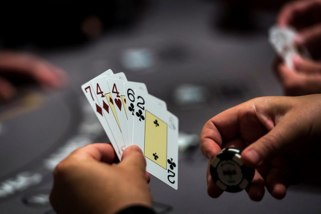 Here's a quick guide to playing poker online.