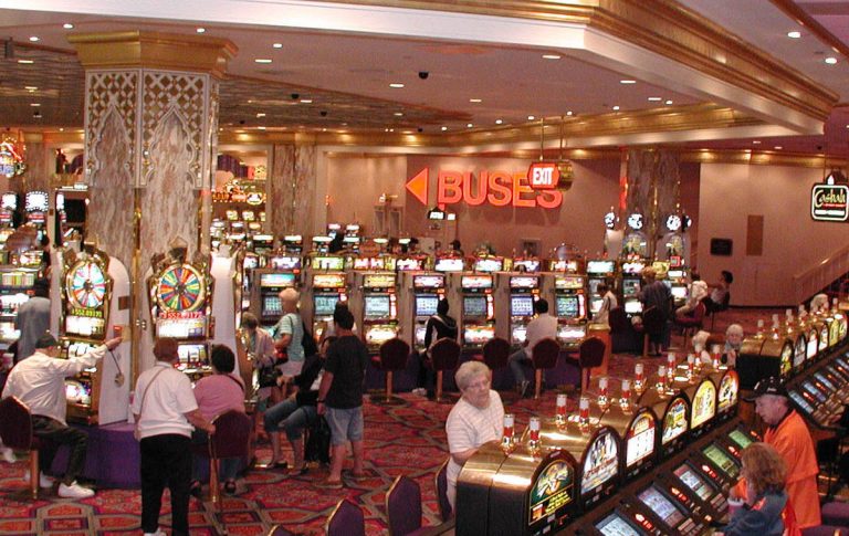 1200px-Casino_slots